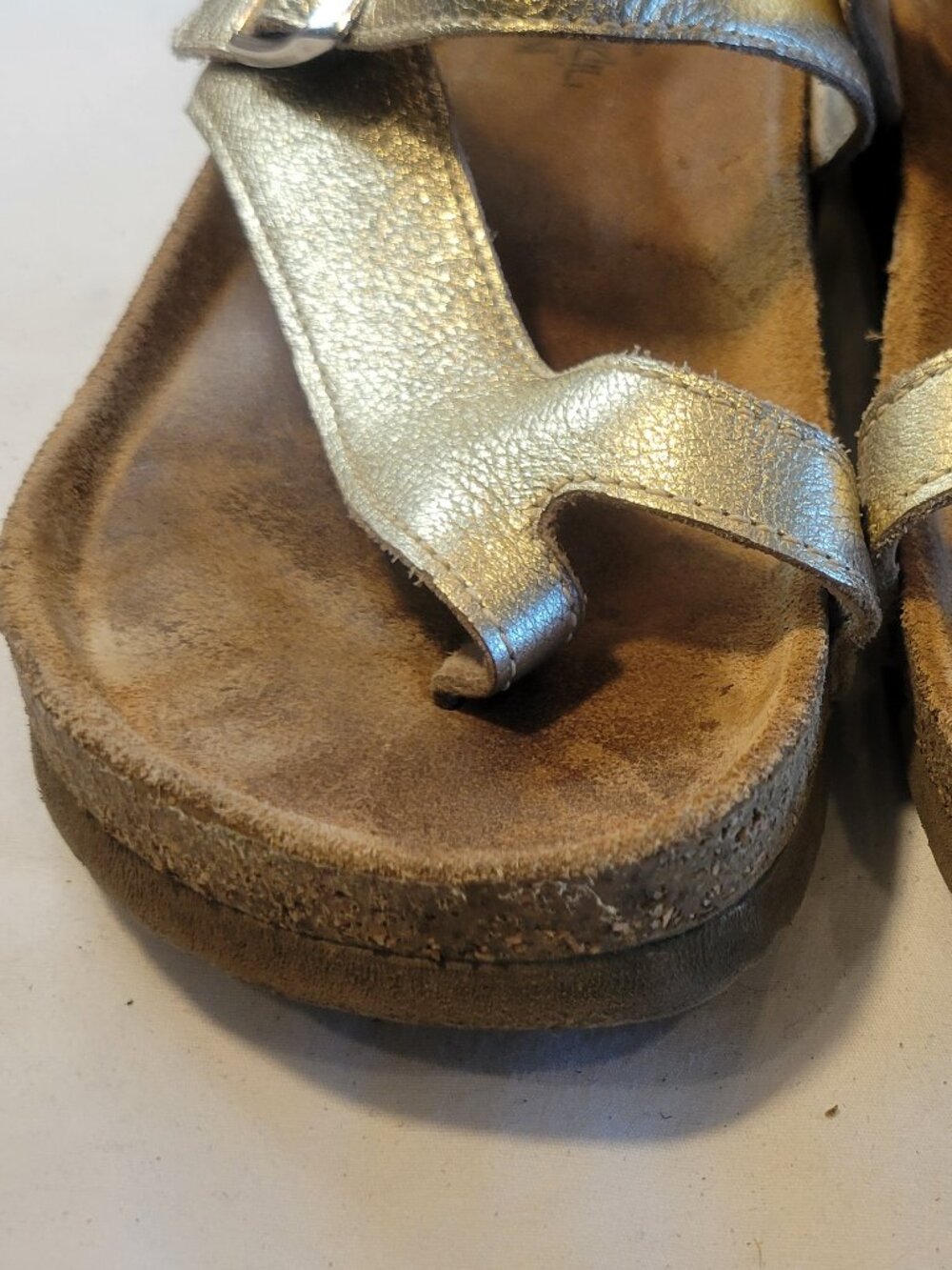 Naot Gold Metallic Leather Toe Loop Sandals EU 39 Women's 8-8.5 - Picture 2 of 10
